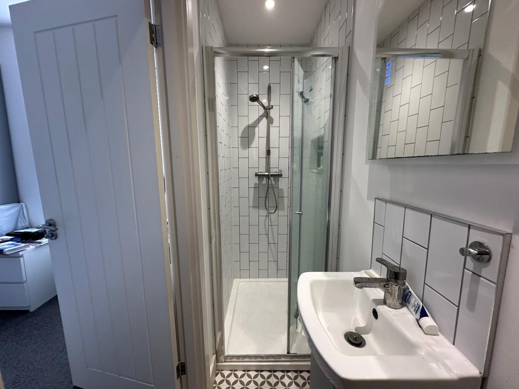 Lot: 61 - WELL PRESENTED SIX-BEDROOM HOUSE OF MULTIPLE OCCUPATION PROVIDING GOOD RENTAL INCOME - Room four shower room with W.C.